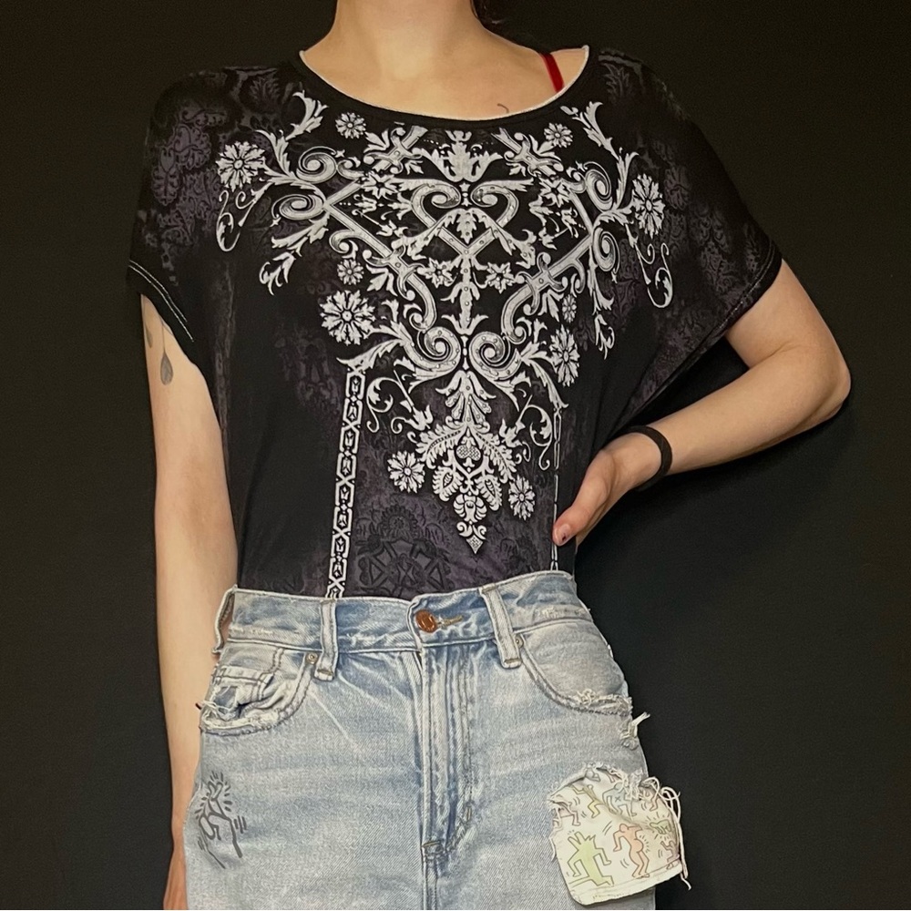 Goth alternative y2k wide neck shirt with art neaveou motif - Picture 4 of 6